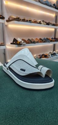 صورة حذاء شرقي جلد ثعبان ارضيه ملبس مريح ومانع الانزلاق